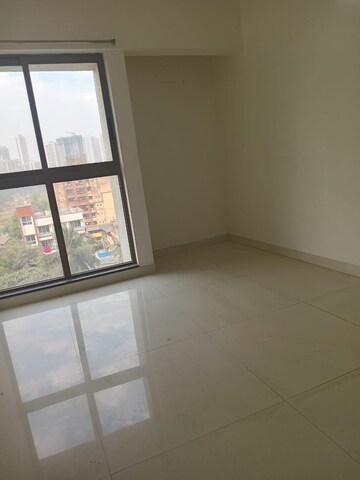 Room in 2 BHK Apartment at Kalpataru Paramount, Kapur Bawdi – for Rent