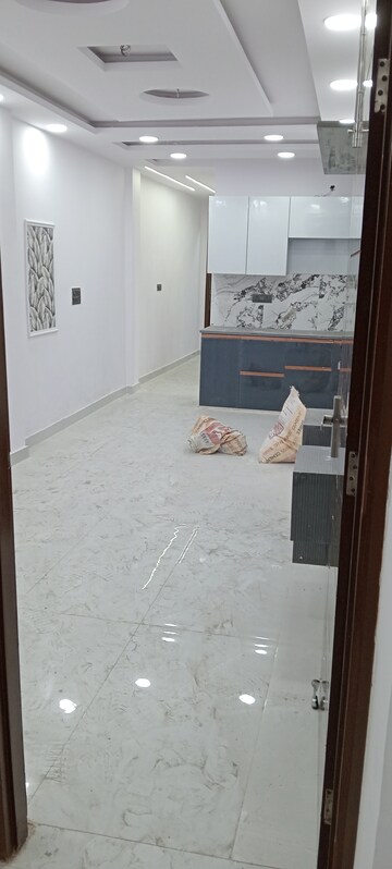 Room in 3 BHK Builder Floor at Govindpuri – for Rent