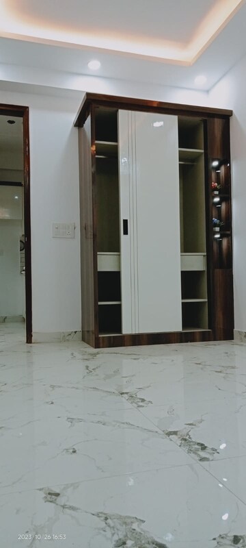 Building Lobby in 4 BHK Builder Floor at Sector 72 – for Sale