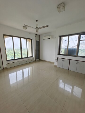 Room in 4 BHK Apartment at Vanashree CHS, Seawoods – for Rent