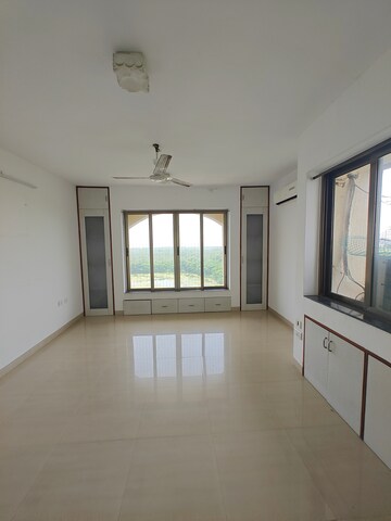 Room in 4 BHK Apartment at Vanashree CHS, Seawoods – for Rent