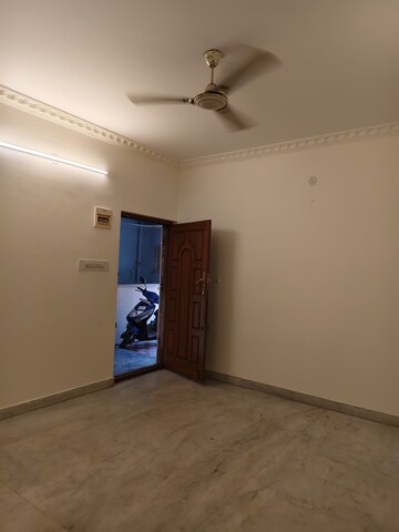Room in 2 BHK Builder Floor at Halasuru – for Rent