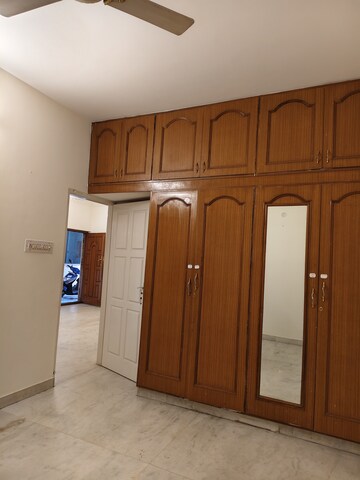 Room in 2 BHK Builder Floor at Halasuru – for Rent