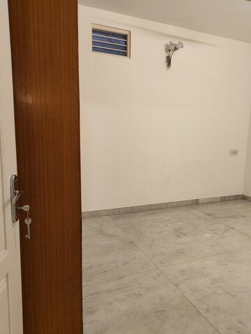 Room in 2 BHK Builder Floor at Halasuru – for Rent