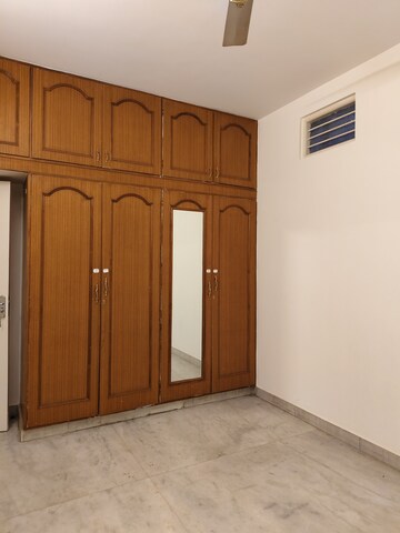 Room in 2 BHK Builder Floor at Halasuru – for Rent