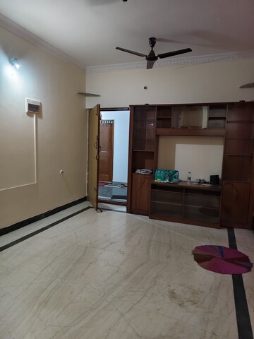 Room in 2 BHK Apartment at Halasuru – for Rent