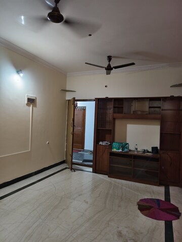 Room in 2 BHK Apartment at Halasuru – for Rent