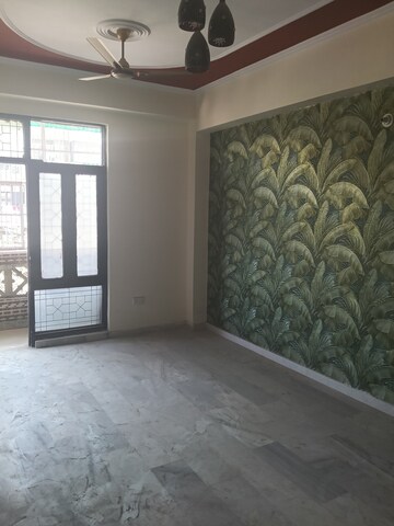 Room in 2 BHK Builder Floor at Shalimar Apartments Shalimar Garden, Shalimar Garden – for Sale