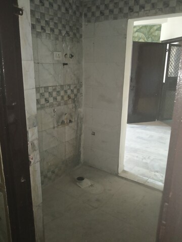 Bathroom in 2 BHK Builder Floor at Shalimar Apartments Shalimar Garden, Shalimar Garden – for Sale