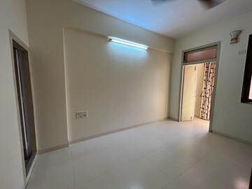 Room in 4 BHK Apartment at Cumballa Crest, Peddar Road – for Rent