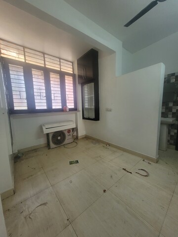 Room in 3 BHK Apartment at Janakpuri – for Rent