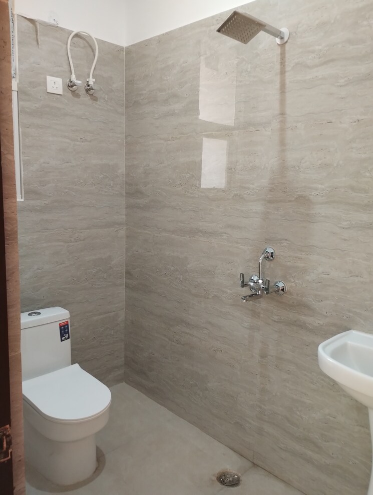 Bathroom, vaish-chs 3 Bedroom 1650 Sq.Ft. Apartment In Sector 45 Faridabad 8199612