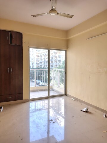 Room in 3 BHK Apartment at VVIP Addresses, Raj Nagar Extension – for Rent