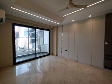 Room in 4 BHK Builder Floor at Dlf Phase I – for Sale