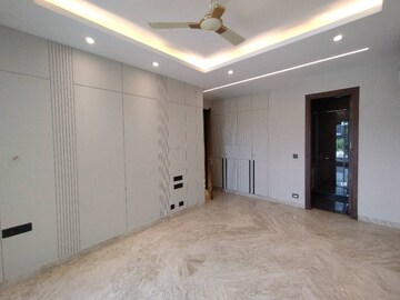 Room in 4 BHK Builder Floor at Dlf Phase I – for Sale