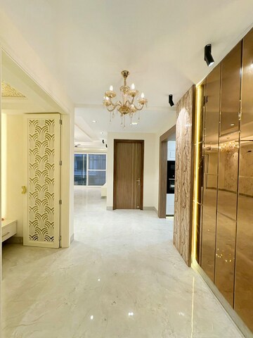 Room in 4 BHK Builder Floor at Ansal Versalia Avante, Sector 67a – for Sale