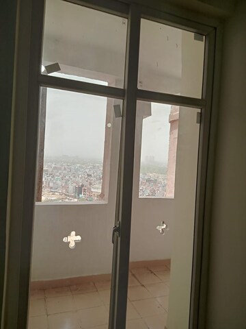 Furnished Amenities in 3 BHK Apartment at Amrapali Sapphire, Sector 45 – for Sale