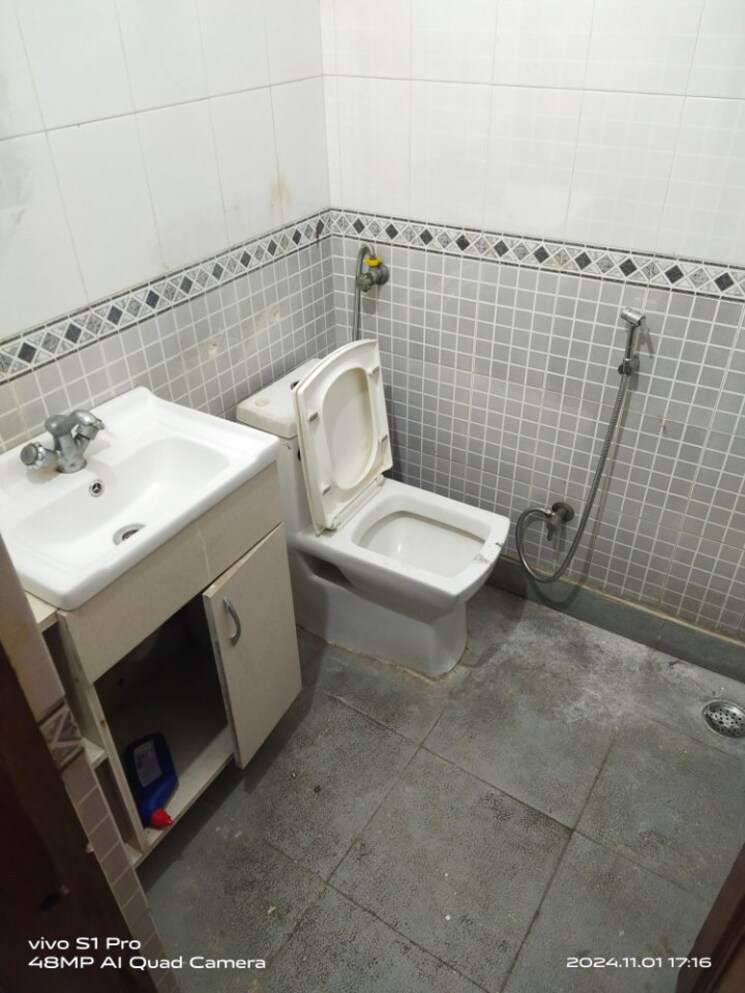 Bathroom, pushpanjali enclave 3 Bedroom 180 Sq.Yd. Builder Floor In Pushpanjali Enclave Delhi 8200377