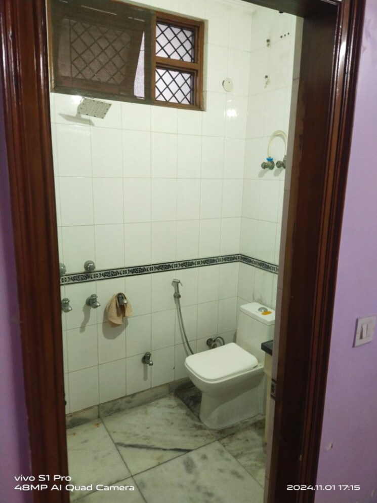 Bathroom, pushpanjali enclave 3 Bedroom 180 Sq.Yd. Builder Floor In Pushpanjali Enclave Delhi 8200377