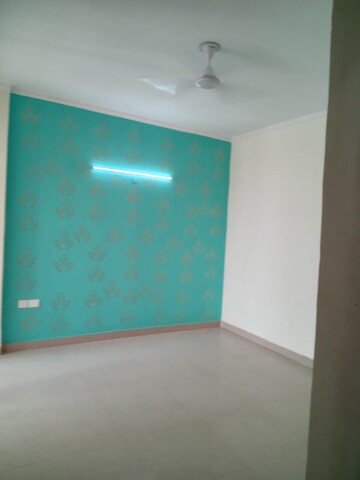 Room in 3.5 BHK Apartment at Amrapali Sapphire, Sector 45 – for Sale