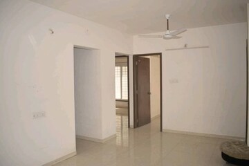 Room in 2 BHK Apartment at Majestique Towers, Kharadi – for Rent