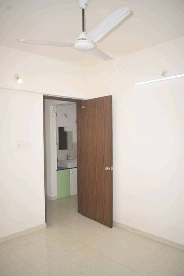 Room in 2 BHK Apartment at Majestique Towers, Kharadi – for Rent