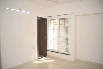 Room in 2 BHK Apartment at Majestique Towers, Kharadi – for Rent