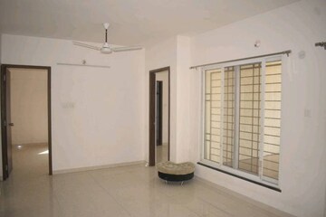 Room in 2 BHK Apartment at Majestique Towers, Kharadi – for Rent
