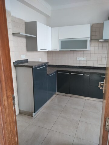 Kitchen in 4 BHK Apartment at Parsvnath Exotica, Sector 53 – for Rent