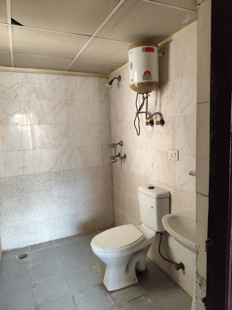 Bathroom, aims-golf-city 2 Bedroom 950 Sq.Ft. Apartment In Sector 75 Noida 8200938