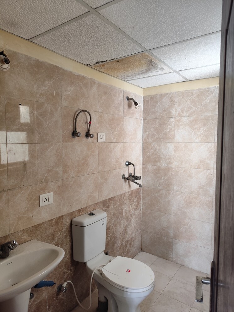 Bathroom, aims-golf-city 2 Bedroom 950 Sq.Ft. Apartment In Sector 75 Noida 8200938
