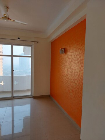 Room in 4 BHK Apartment at Amrapali Sapphire, Sector 45 – for Sale