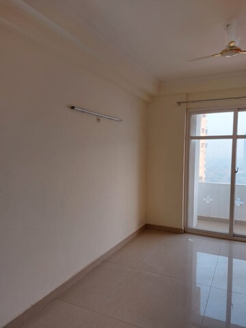 Room in 4 BHK Apartment at Amrapali Sapphire, Sector 45 – for Sale