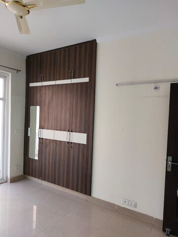 Room in 4 BHK Apartment at Amrapali Sapphire, Sector 45 – for Sale
