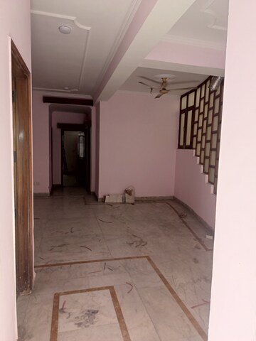 Room in 3 BHK Independent House at Sector 36 – for Rent