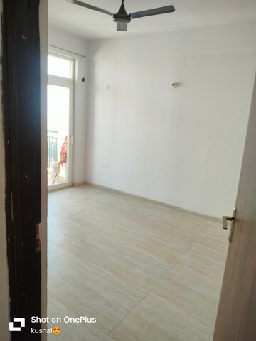 Room in 3.5 BHK Apartment at Rishita Mulberry Heights, Sushant Golf City – for Rent