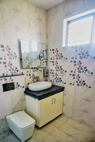 Team Area in 3 BHK Apartment at Omaxe Heights, Sector 86 – for Rent
