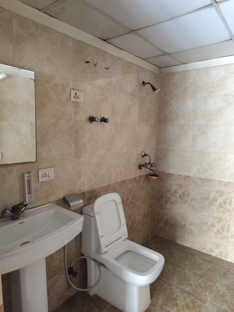 Bathroom, aims-golf-city 2 Bedroom 950 Sq.Ft. Apartment In Sector 75 Noida 8201962