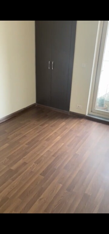 Room in 3.5 BHK Apartment at BPTP Discovery Park, Sector 80 – for Rent