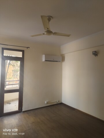 Room in 4 BHK Apartment at Vipul Belmonte, Sector 53 – for Rent