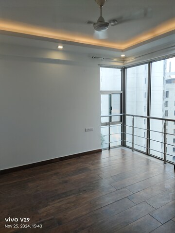Room in 3 BHK Apartment at Parsvnath Exotica, Sector 53 – for Rent