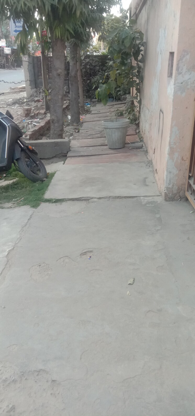  Parking, b block lohia nagar 5 Bedroom 355 Sq.Yd. Independent House In B Block Lohia Nagar Ghaziabad 8202111