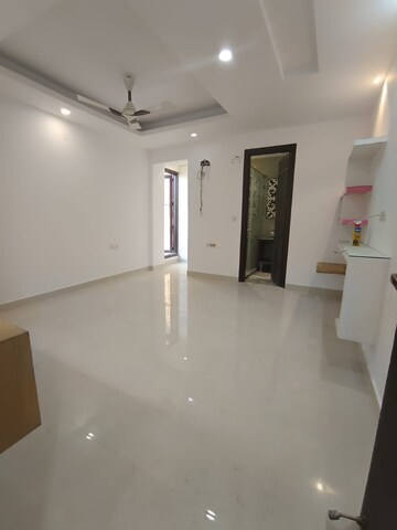 Room in 2.5 BHK Apartment at Paschim Vihar – for Rent