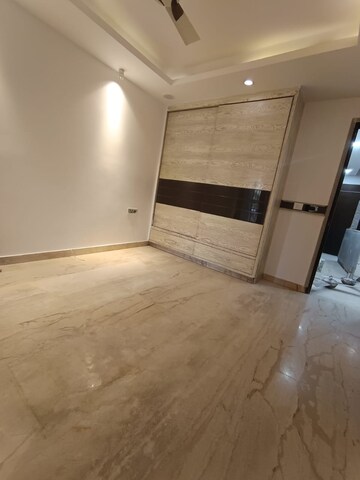 Room in 2.5 BHK Apartment at Paschim Vihar – for Rent