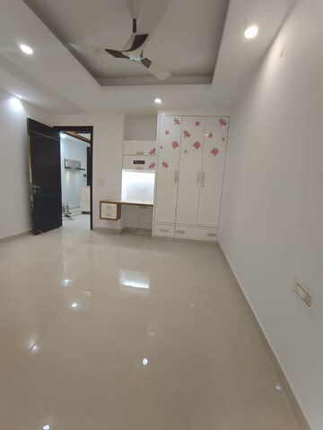 Room in 2.5 BHK Apartment at Paschim Vihar – for Rent