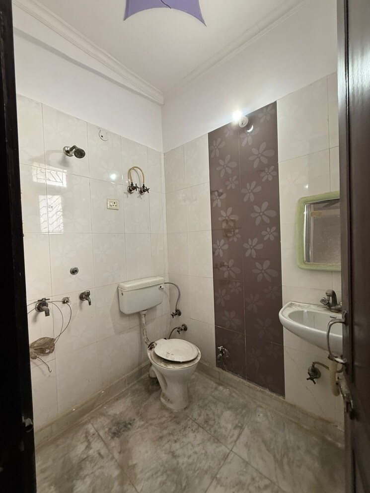 Bathroom, vinayak-apartments-vasundhara 5 Bedroom 2500 Sq.Ft. Independent House In Vasundhara Sector 9 Ghaziabad 8202213