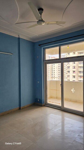 Room in 2.5 BHK Apartment at Amrapali Silicon City, Sector 76 – for Sale
