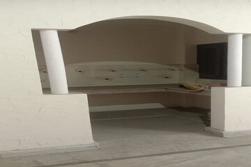 Furnished Amenities in 3 BHK Builder Floor at Chiranjiv Vihar – for Sale