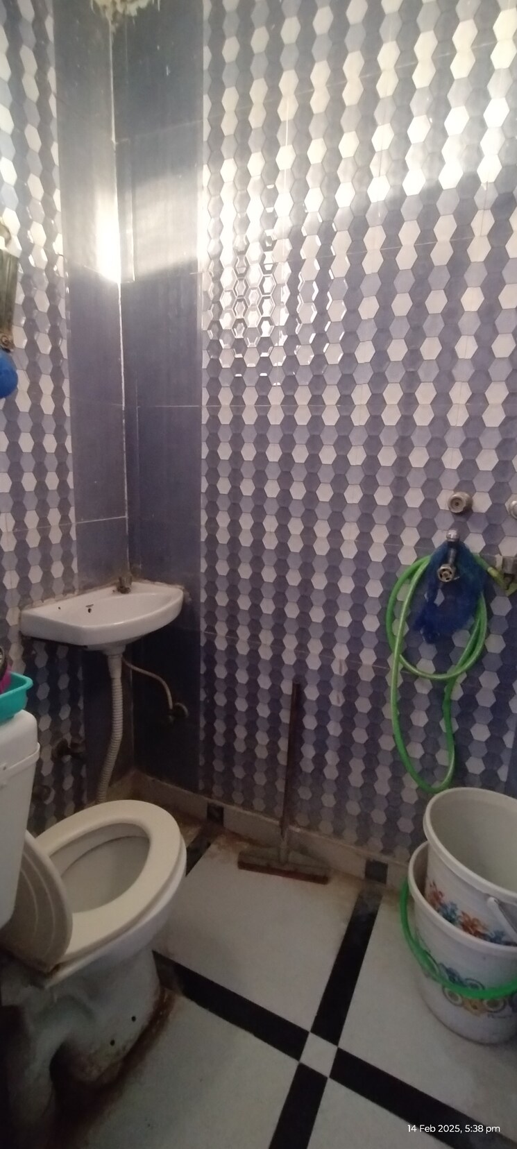 Bathroom, uttam nagar 2 Bedroom 60 Sq.Yd. Builder Floor In Uttam Nagar Delhi 8202495