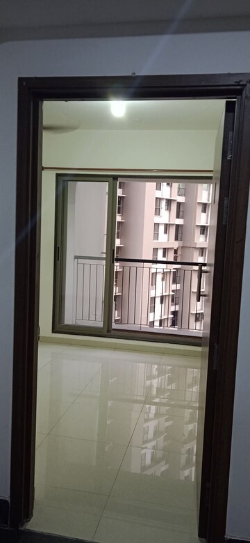 Room in 2 BHK Apartment at Runwal Eirene, Balkum Pada – for Rent